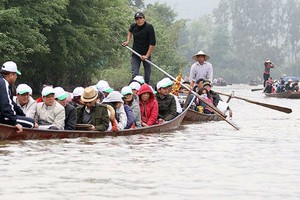 Phát hoảng cảnh thuyền chở 40 người lên chùa Hương